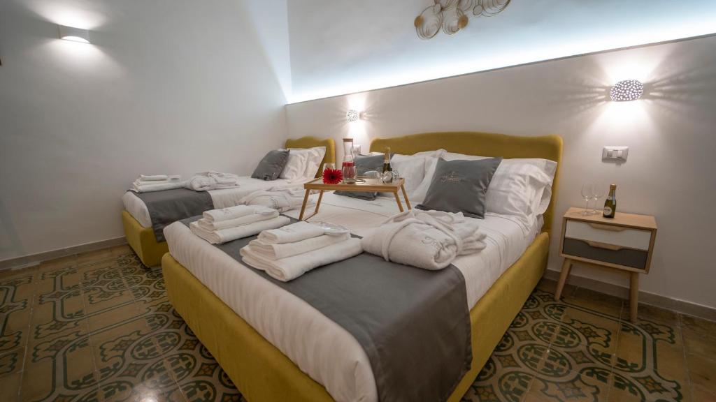 Habitación de hotel con 2 camas y toallas. en Dimora Fantasia Charme B&B, en Bari