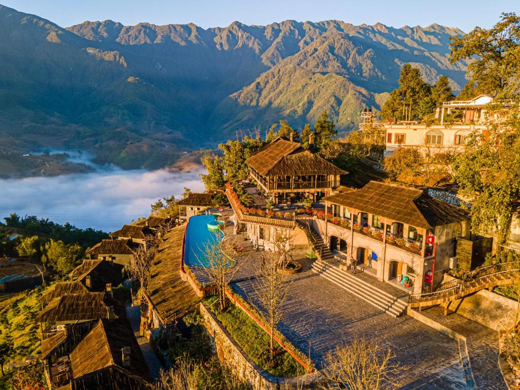 una vista aérea de un pueblo en las montañas en The Mong Village Resort & Spa en Sa Pa