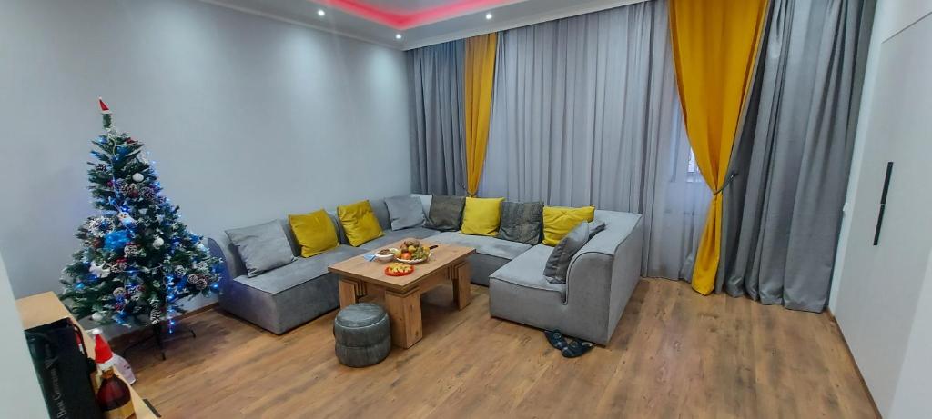 Una sala de estar con un árbol de Navidad y un sofá. en Linda, en Tiflis