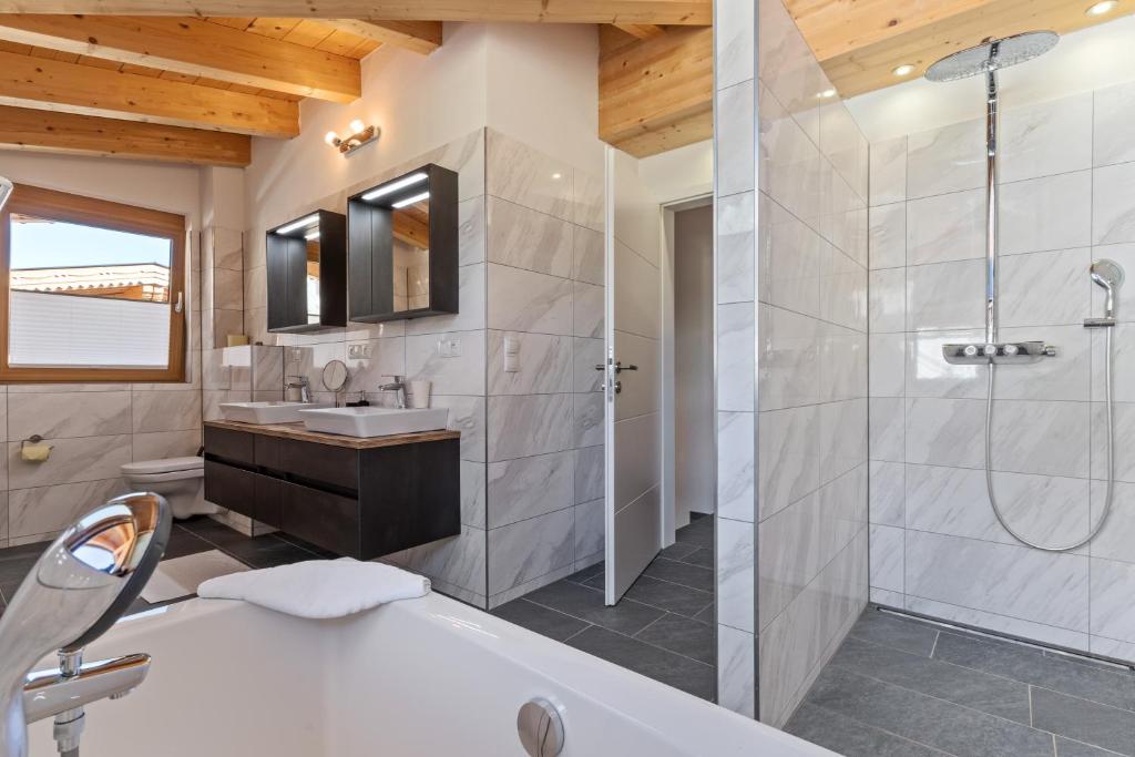 A bathroom at Chalet Wirklich Wunderbar