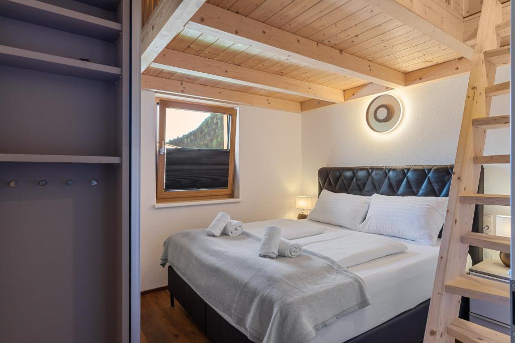 A bed or beds in a room at Chalet Wirklich Wunderbar