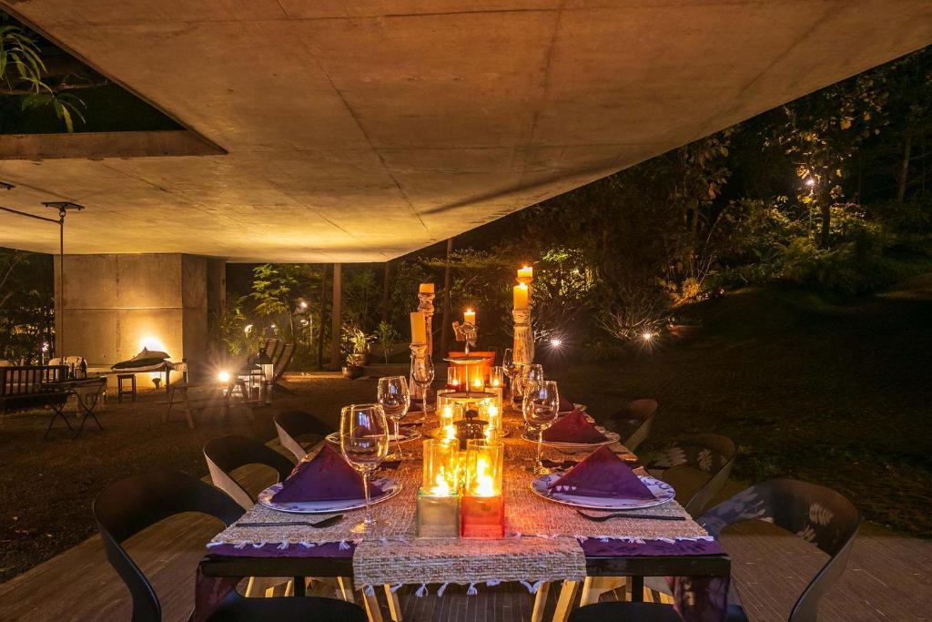 Restorāns vai citas vietas, kur ieturēt maltīti, naktsmītnē StayVista at Paashaan- A Netflix featured Home with a Heated Infinity Pool