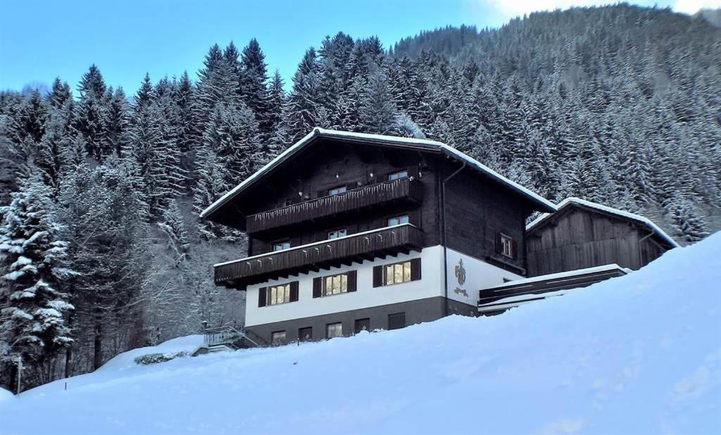 budynek na szczycie pokrytej śniegiem góry w obiekcie Alpenliebe Montafon w mieście Silbertal