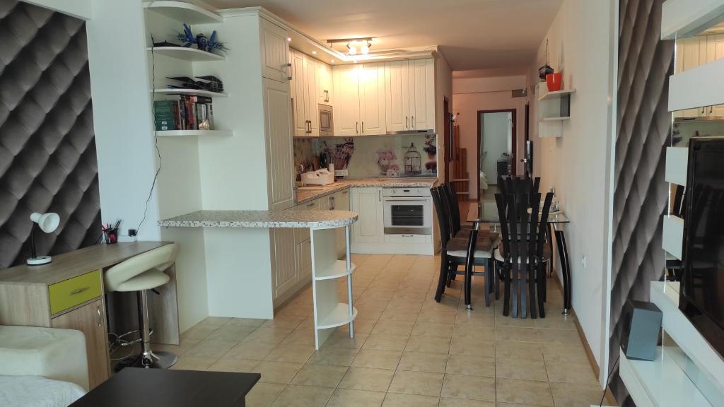 cocina pequeña y comedor con mesa en Dom-El Real Apartments in Sea View Complex, en Sveti Vlas