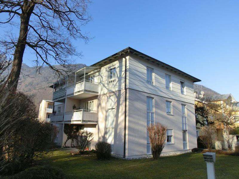een groot wit huis met een balkon. bij Ferienwohnung Aschauer in Bad Reichenhall