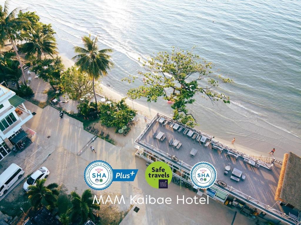 an overhead view of the beach and a man kobiote hotel at Mam Kaibae Hotel in Ko Chang