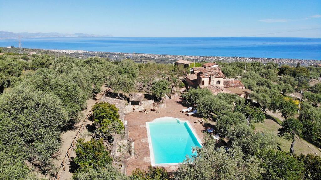 una vista aérea de una finca con piscina en VILLA PASSULUNARA 14, Emma Villas, en Collesano