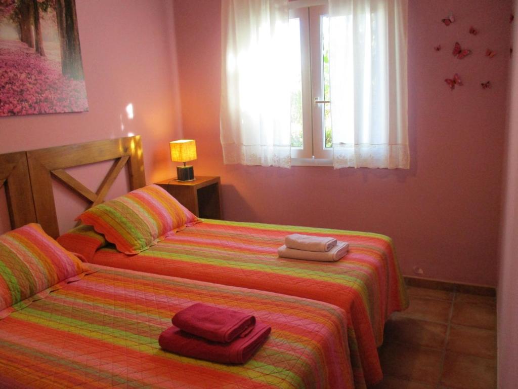Postel nebo postele na pokoji v ubytování Casa Rural Fuente Tía Canora