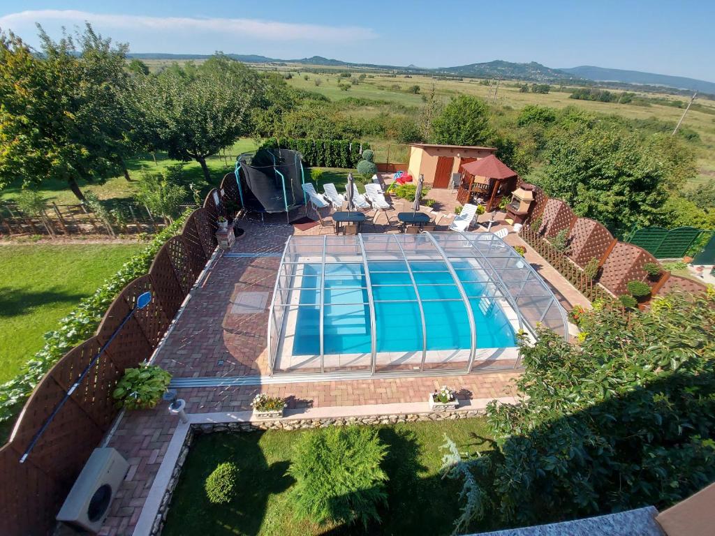 una vista dall'alto di una piscina in un cortile di Fenyves Vendèghàz a Tapolca