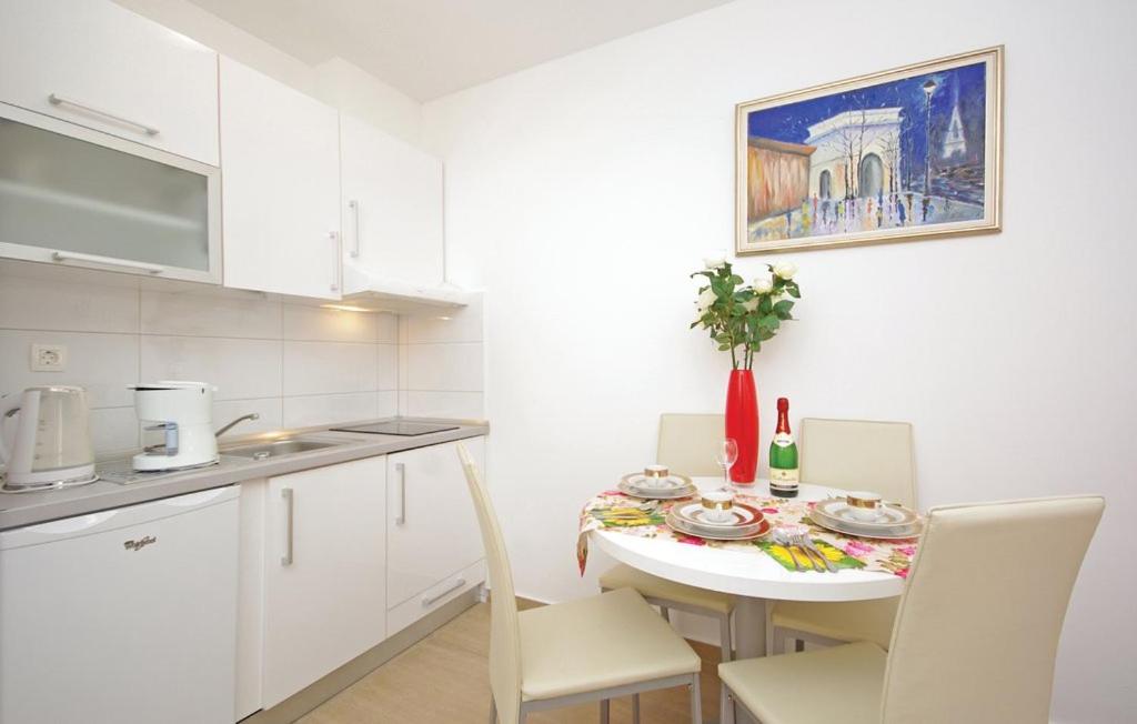 Kuchyňa alebo kuchynka v ubytovaní Apartmani Mila Brela