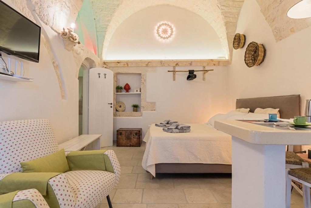 1 dormitorio con 1 cama y lavamanos en una habitación en Le Piccole Case Bianche, en Ostuni