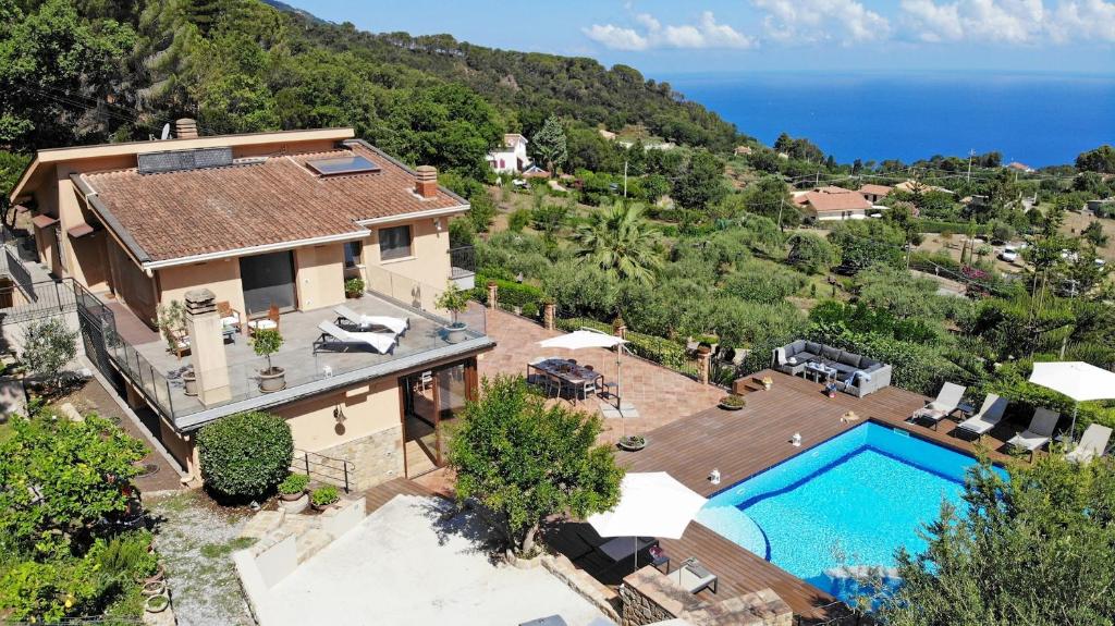 een luchtzicht op een huis met een zwembad bij VILLA PROVENZA 12&4, Emma Villas in Cefalù