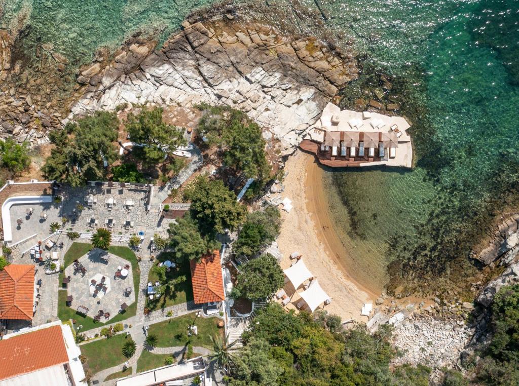 una vista aérea de una casa y una playa en Villa Romantica Hotel en PalaiónTsiflíkion
