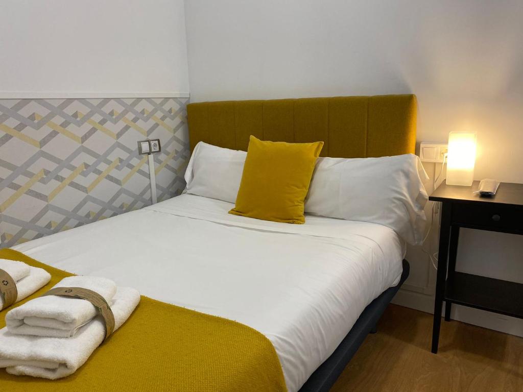 Postel nebo postele na pokoji v ubytování INSIDEHOME Valladolid Centro -Hab con baño privado en el centro y OPCION DE PARKING-