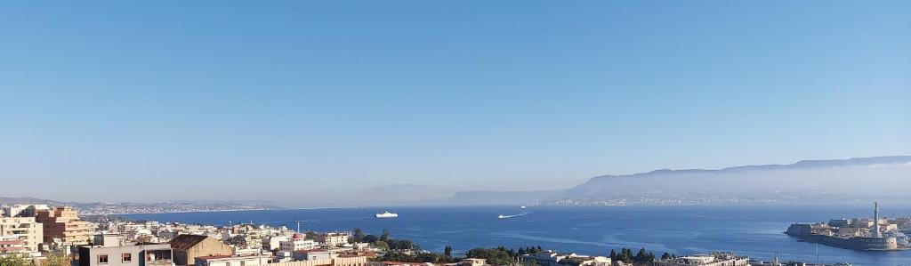 uma vista para uma cidade e um corpo de água em Manzoni Apartment em Messina