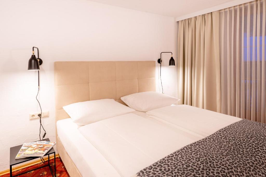 Letto o letti in una camera di Das Landhaus Apartments Prägant