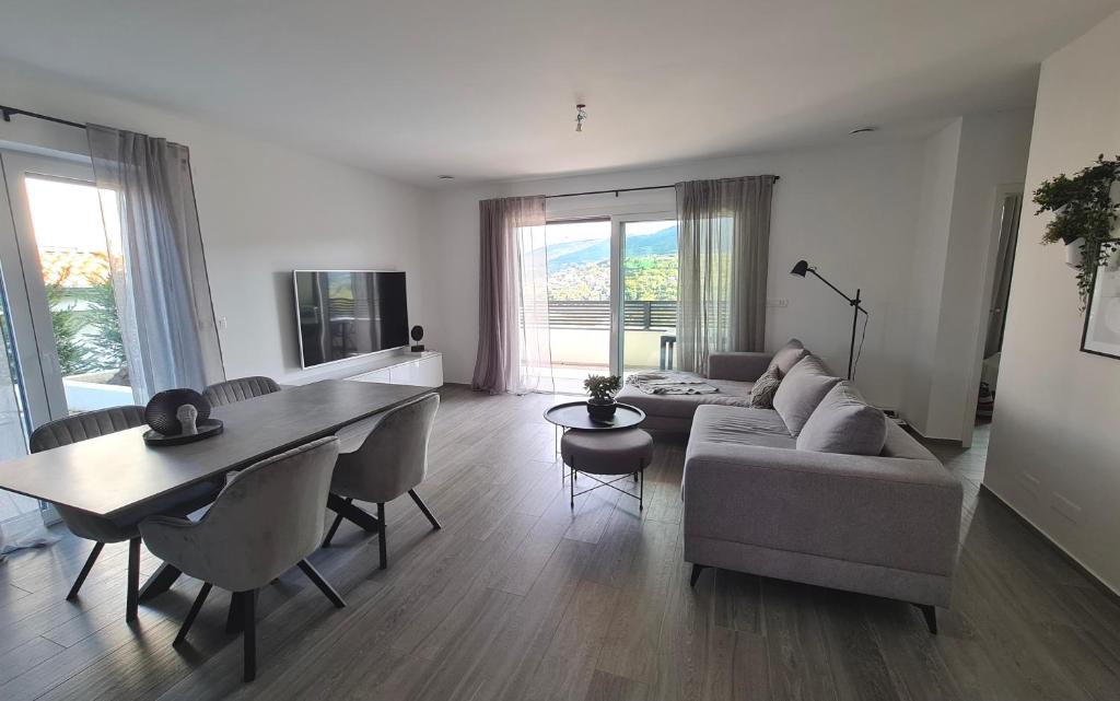 ein Wohnzimmer mit einem Sofa und einem Tisch in der Unterkunft Villa Capris apartments in Koper