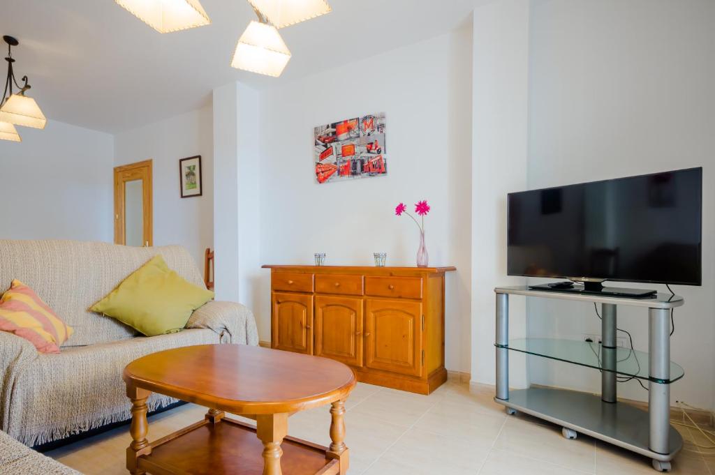 Televízia a/alebo spoločenská miestnosť v ubytovaní Apartamentos Rotonda