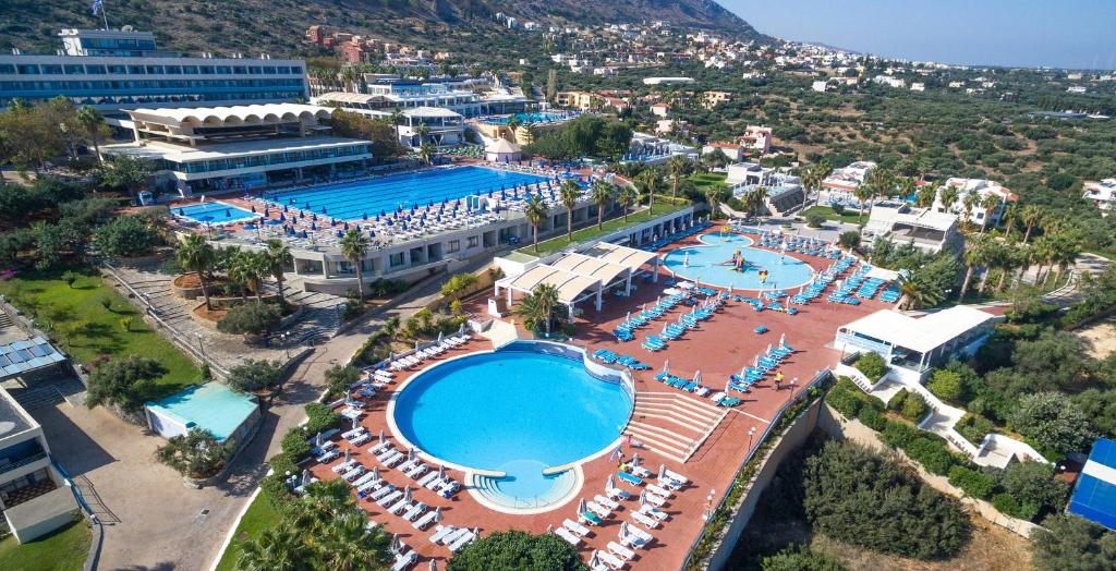 uma vista aérea de um resort com uma piscina em Royal & Imperial Belvedere Resort em Hersonissos