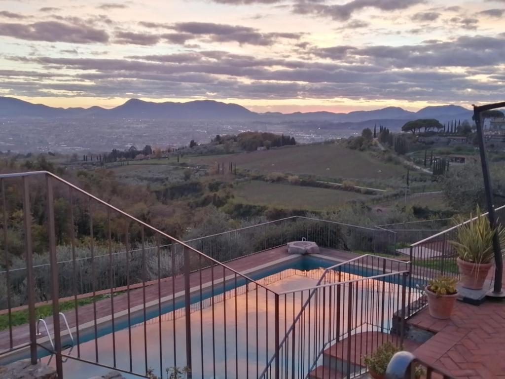 einen Pool auf einem Balkon mit Bergblick in der Unterkunft Tenuta San Pietro Luxury Hotel in Lucca