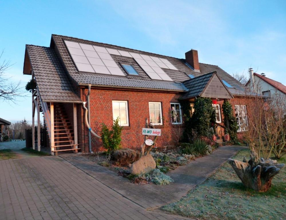 Ferienwohnung am Papensee في Hohen Sprenz: منزل على السطح مع لوحات شمسية
