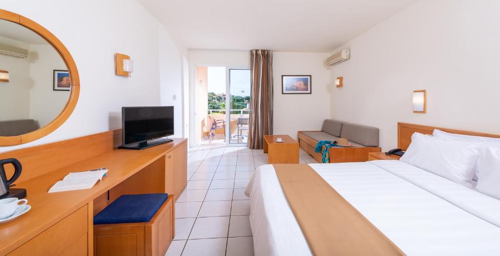 Royal & Imperial Belvedere Resort - 3