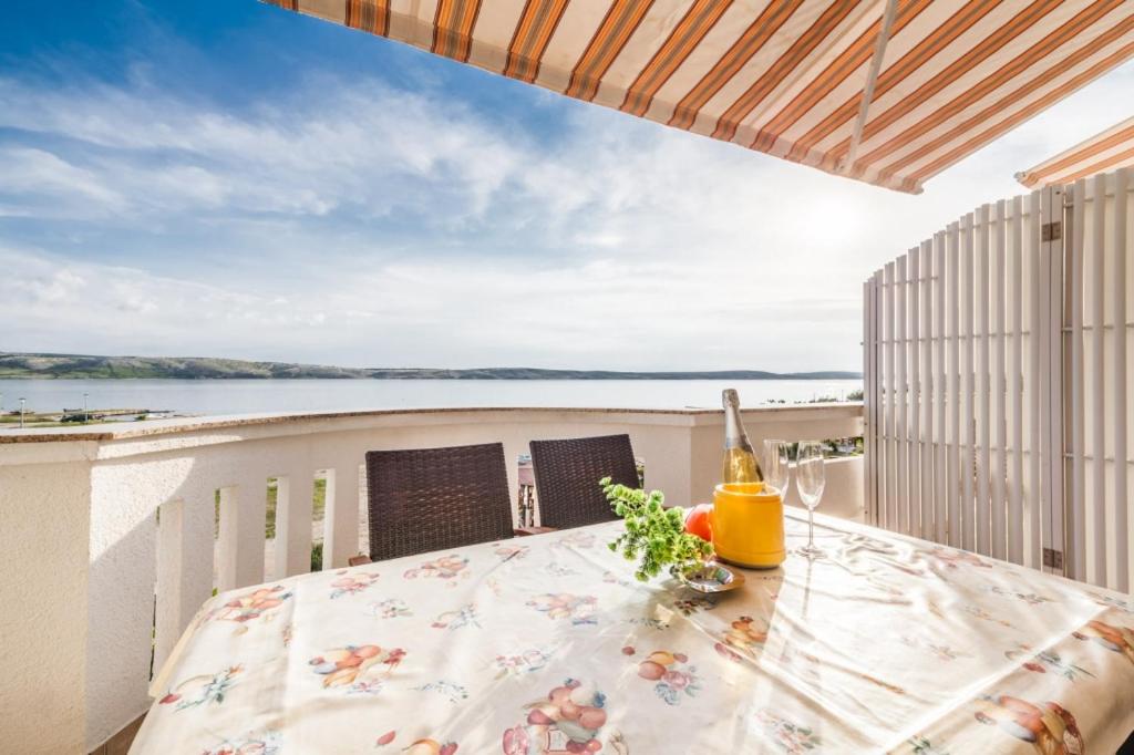 Fotografia z galérie ubytovania Apartment in Kustici with sea view, balcony, air conditioning, WiFi 3589-4 v destinácii Kustići