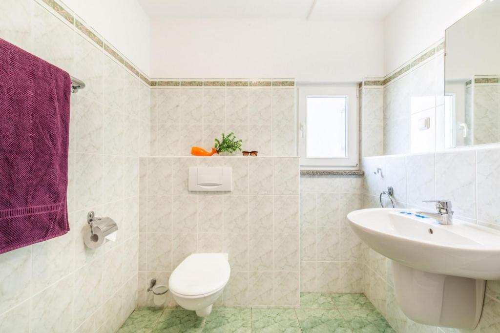 Fotografia z galérie ubytovania Apartment in Kustici with sea view, balcony, air conditioning, WiFi 3589-4 v destinácii Kustići