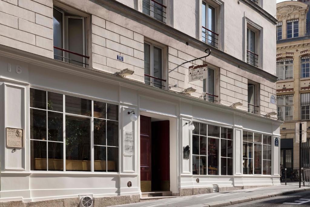 eine Fassade eines Gebäudes mit Fenstern auf einer Straße in der Unterkunft Hôtel des 3 Collèges in Paris
