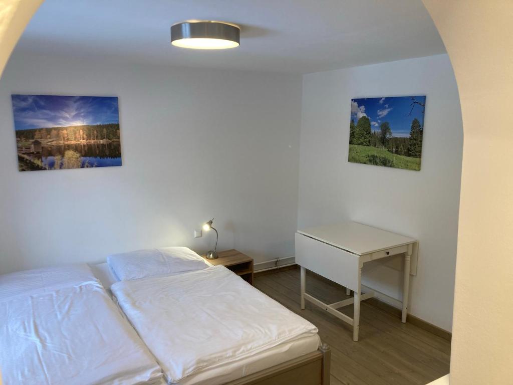 Postel nebo postele na pokoji v ubytování Bühnenwirtshaus Juster