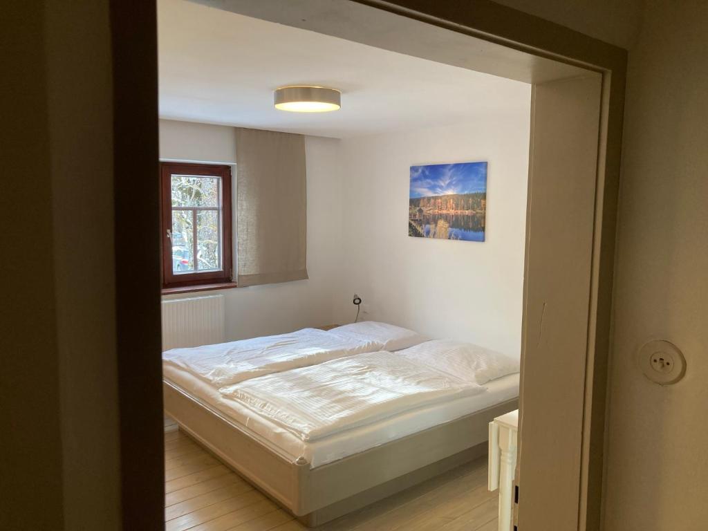 Postel nebo postele na pokoji v ubytování Bühnenwirtshaus Juster
