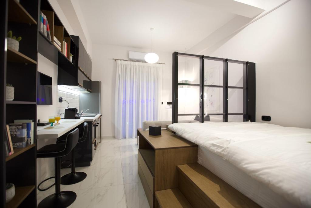 1 dormitorio con cama, escritorio y lavamanos en ODI ARTSPITALITY, en Volos