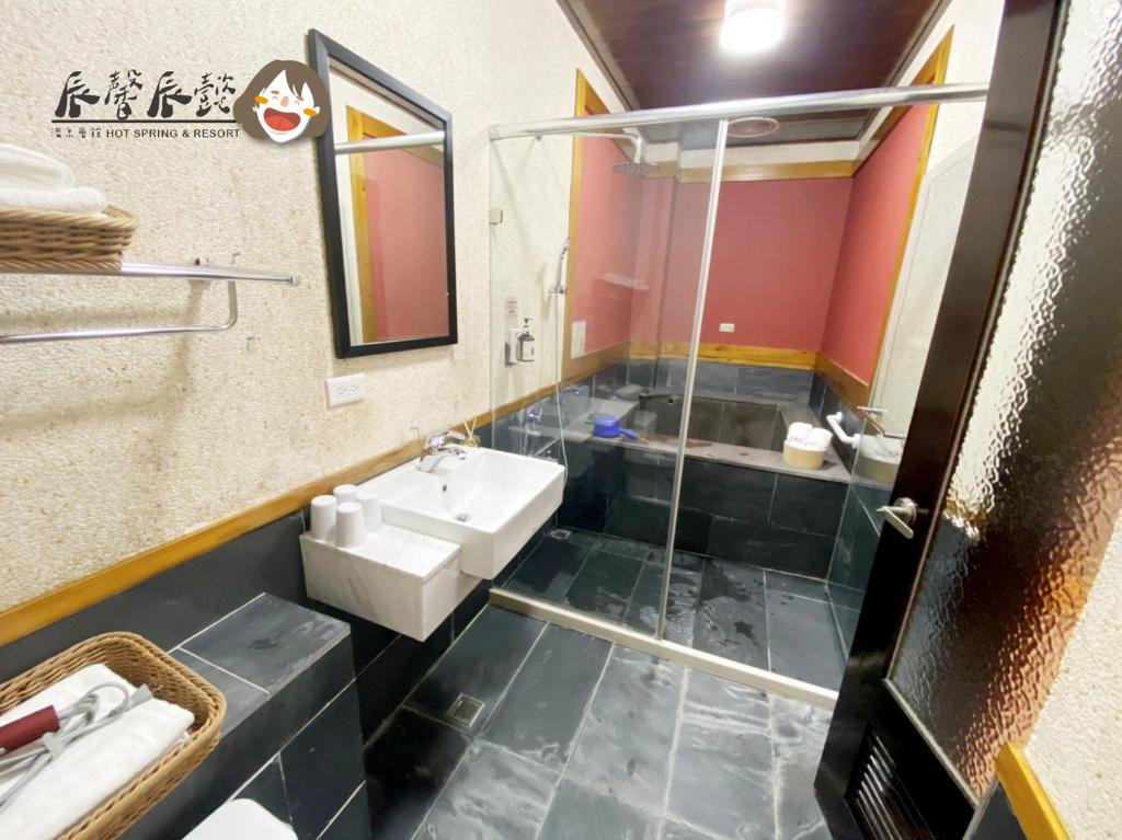 Koupelna v ubytování 辰馨辰懿溫泉會館