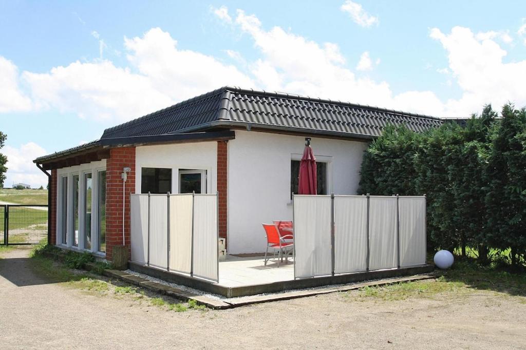 SommersdorfにあるApartment on Lake Kummerow, Sommersdorfの小屋