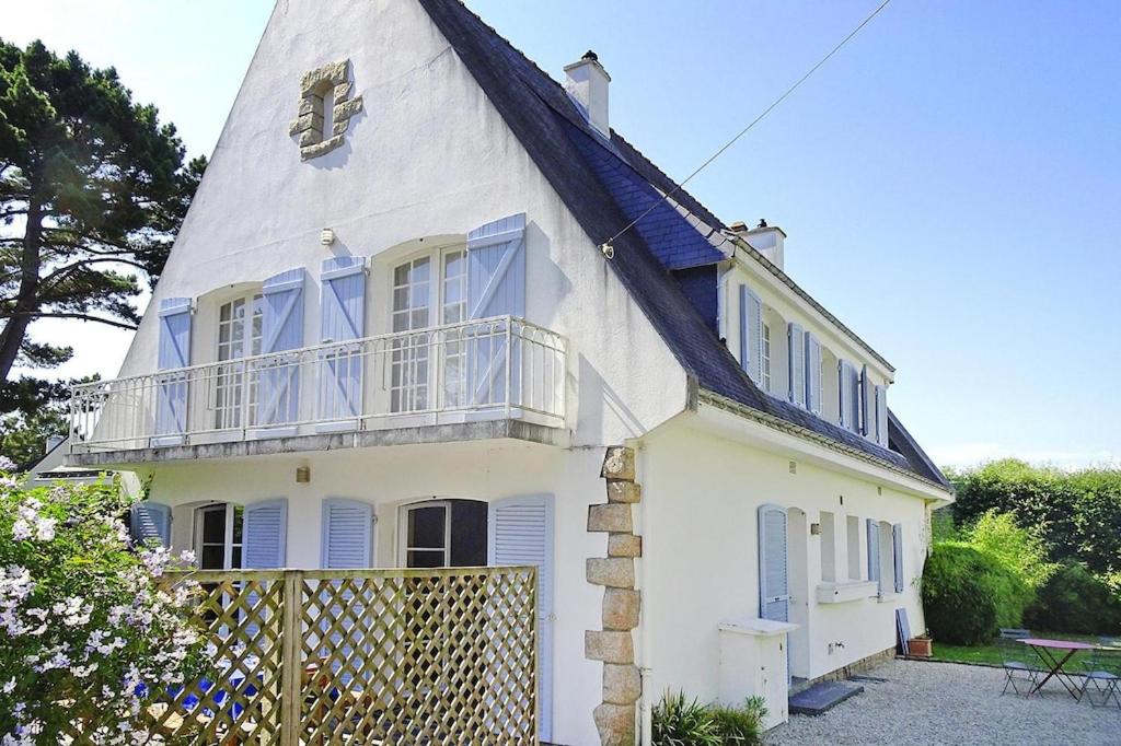 Cette maison blanche dispose d'un balcon et d'une clôture. dans l'établissement Cottage, Carnac, à Carnac