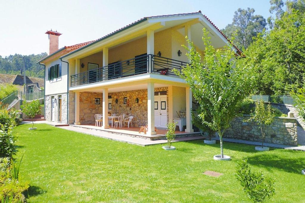 une maison avec une grande cour devant elle dans l'établissement holiday home, Vale de Cambra - Rôge, à Vale de Cambra