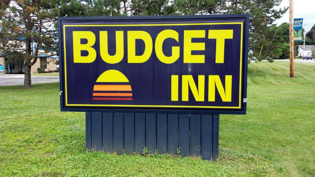 una señal para una posada de hamburguesas en un parque en Budget Inn Fairport en Fairport