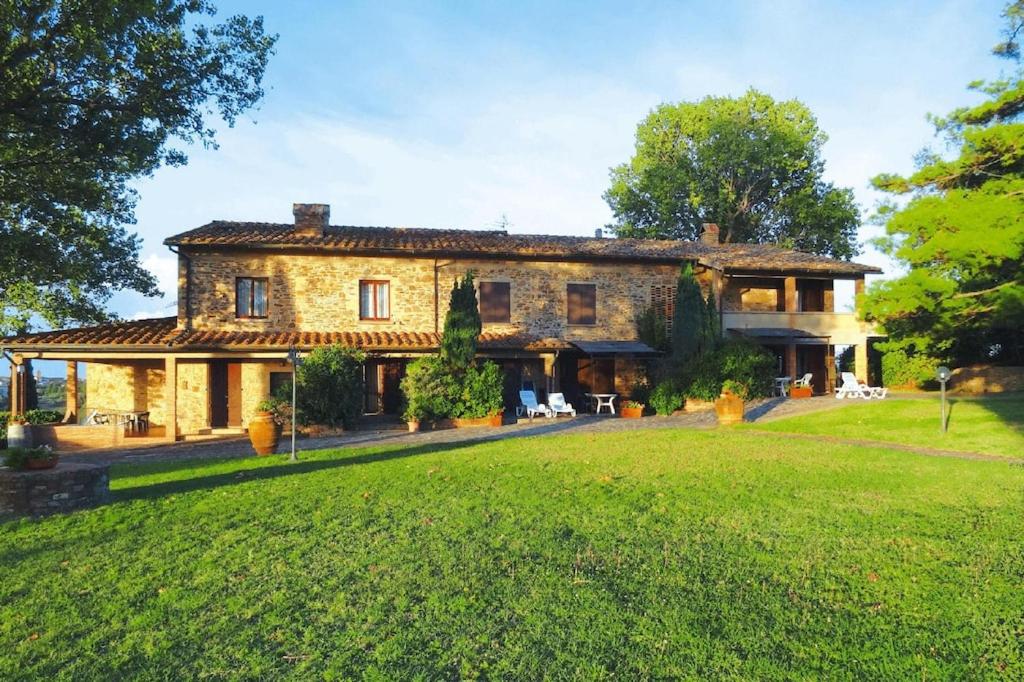 Casa de piedra grande con patio grande en Agriturismo La Scopa Montaione, en Montaione