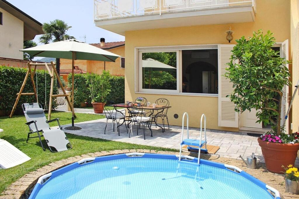 Bazén v ubytovaní Villa with above ground pool in Camaiore alebo v jeho blízkosti