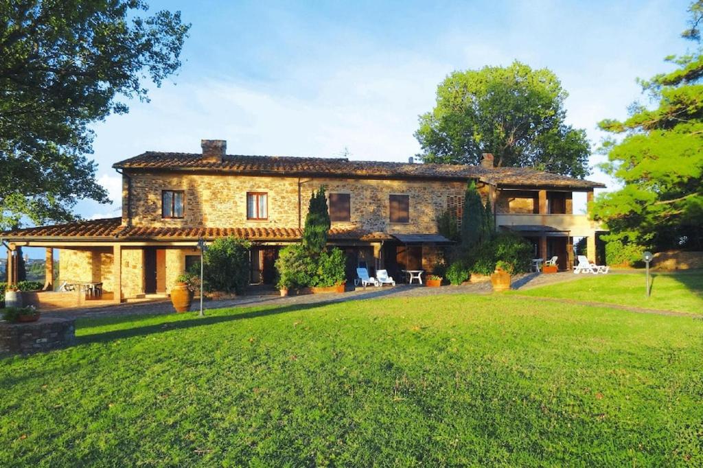 A garden outside Villa in Montaione with Pool & Wine Tasting