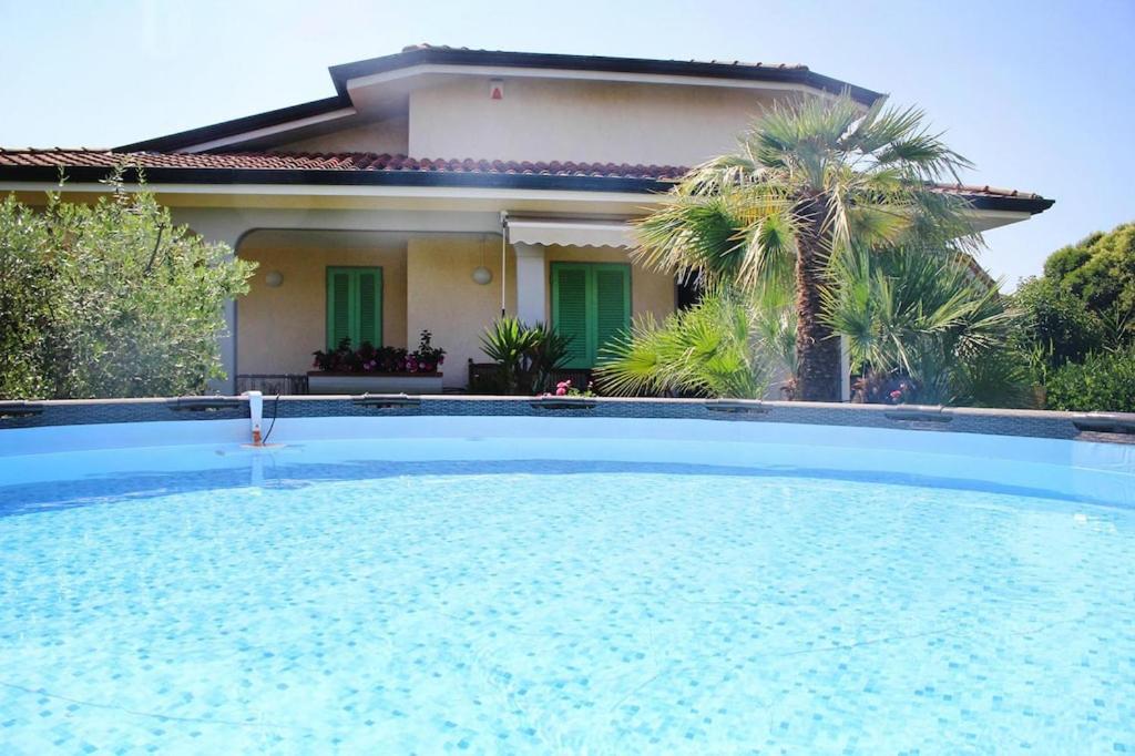 una grande piscina di fronte a una casa di Holiday home Lea, Capezzano Pianore a Le Focette