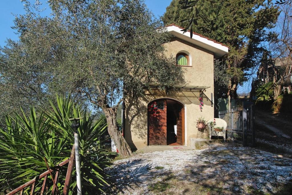 une petite maison avec une porte dans une cour dans l'établissement Holiday home, Monteggiori, à Santa Lucia