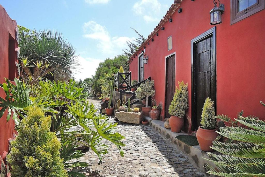 een rood gebouw met planten ervoor bij holiday home Casa El Moral, Arico - La Sabinita in La Degollada