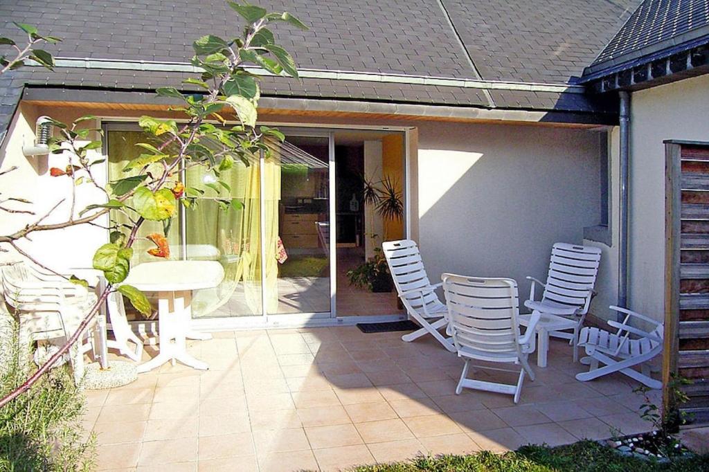 d'un patio avec des chaises et une table. dans l'établissement Holiday Home near Mont St Michel Beach, à Coudeville-sur-Mer
