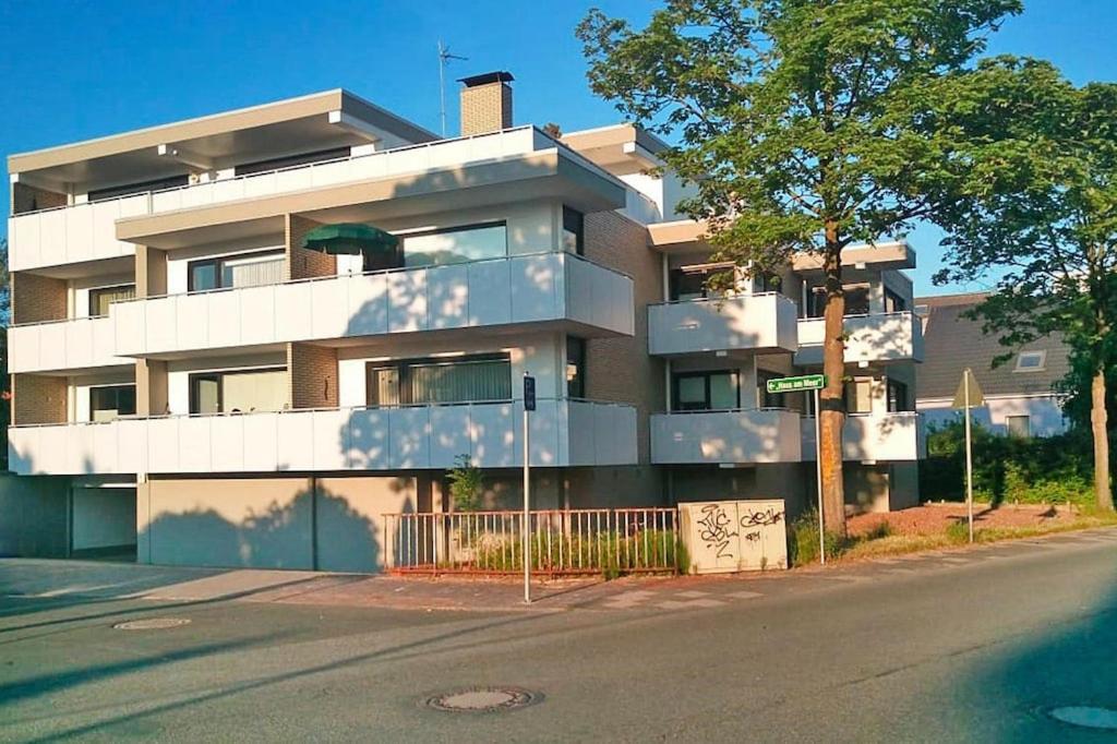 un edificio al lado de una calle en Apartment, Cuxhaven, en Döse