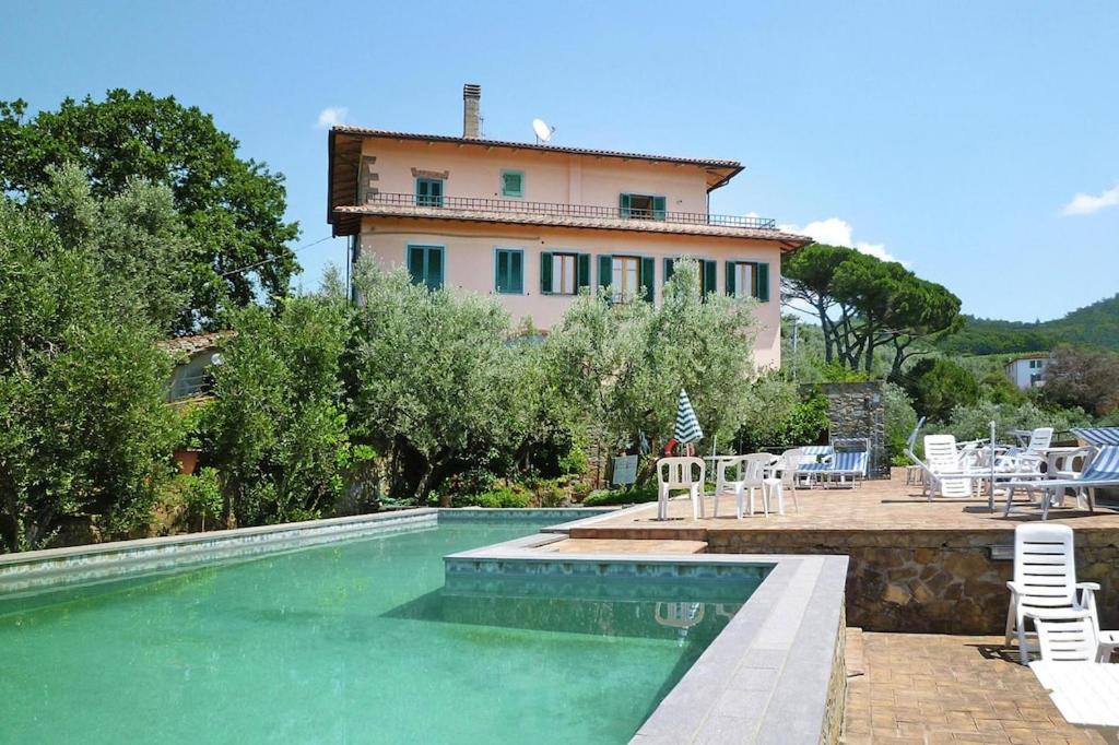 ein Haus mit einem Pool vor einem Haus in der Unterkunft Apartment in Lamporecchio with heating in Lamporecchio