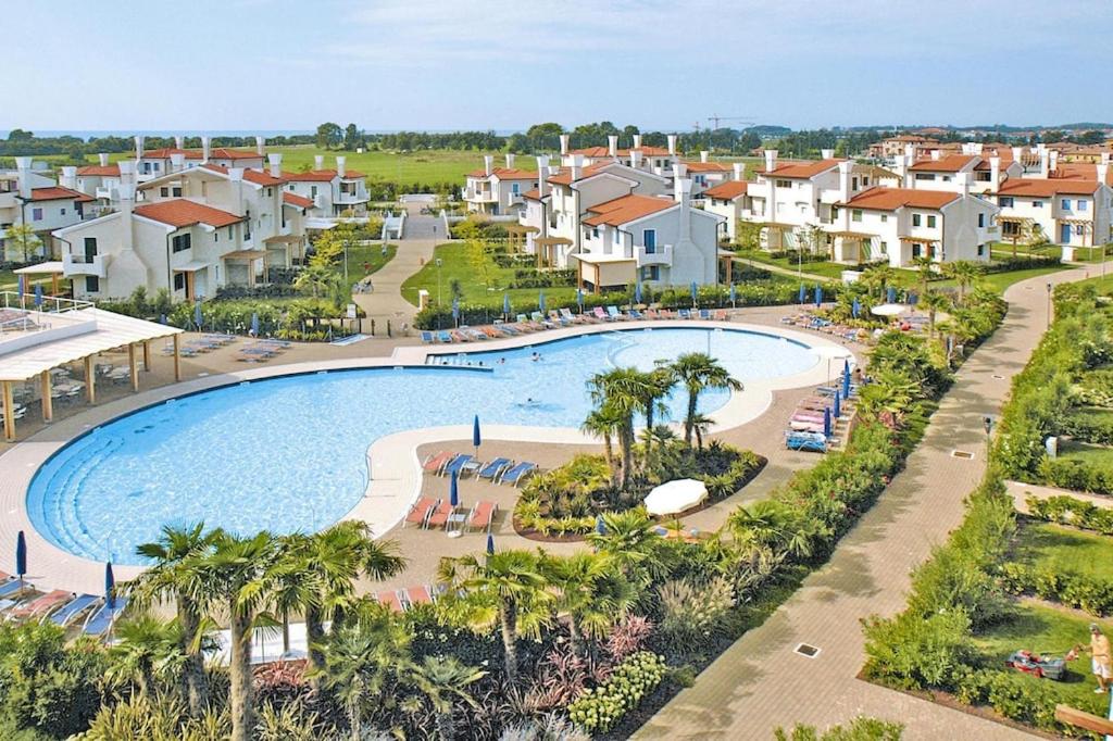 een luchtzicht op een zwembad in een resort bij Residence Villaggio A Mare, Lido Altanea in Caorle