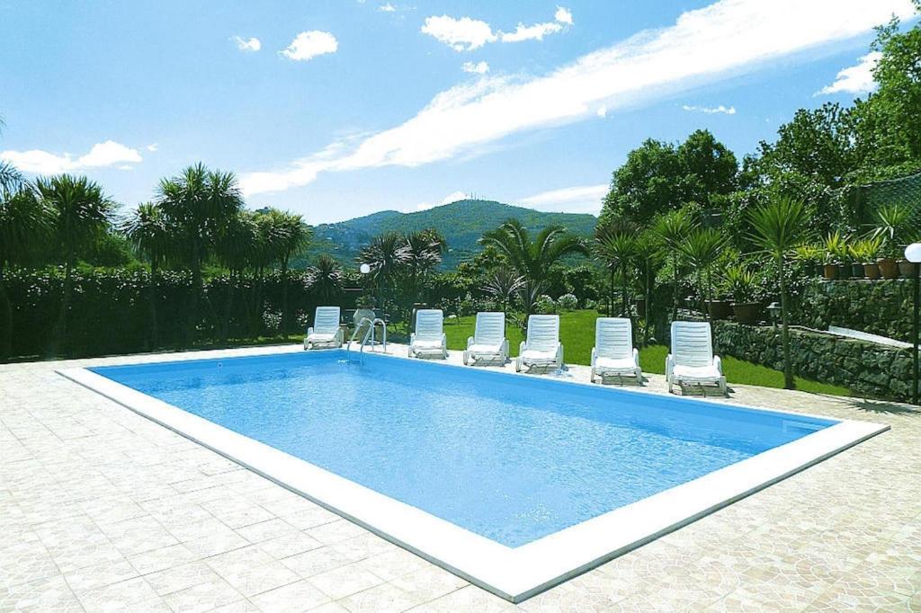 una gran piscina con sillas en Holiday home Castiglione di Sicilia, en Castiglione di Sicilia