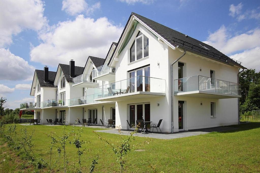 una gran casa blanca con césped delante en Apartment Hafenflair am Plauer See Plau am See, en Plau am See