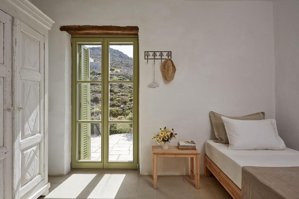 Posteľ alebo postele v izbe v ubytovaní Spacious 6 bdrm Stone Villa with Pool